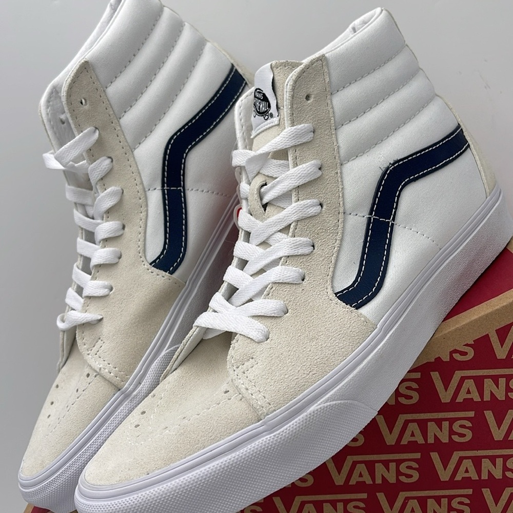 Vans WMNS Sk8-Hi (Classic Sport) Dress Blue
VN0A32QG9YG
White High-Top Sneakers - Picture 5 of 16